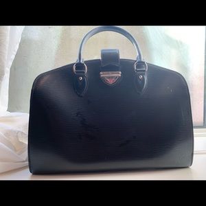 Louis Vuitton GM epi leather